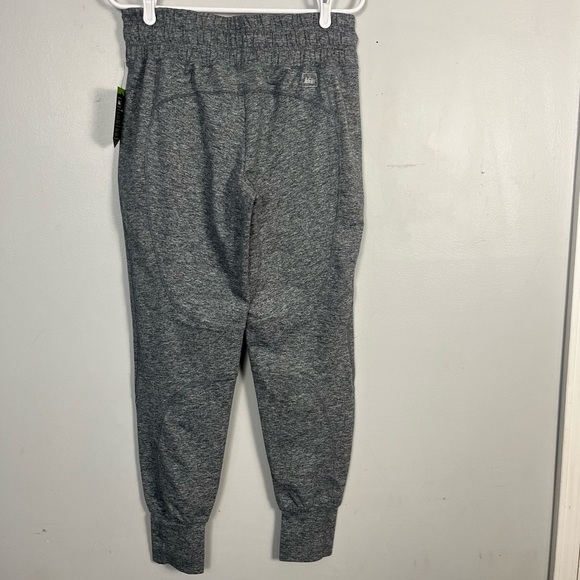 New REI women’s tech pants Heather grey size small - Picture 3 of 5
